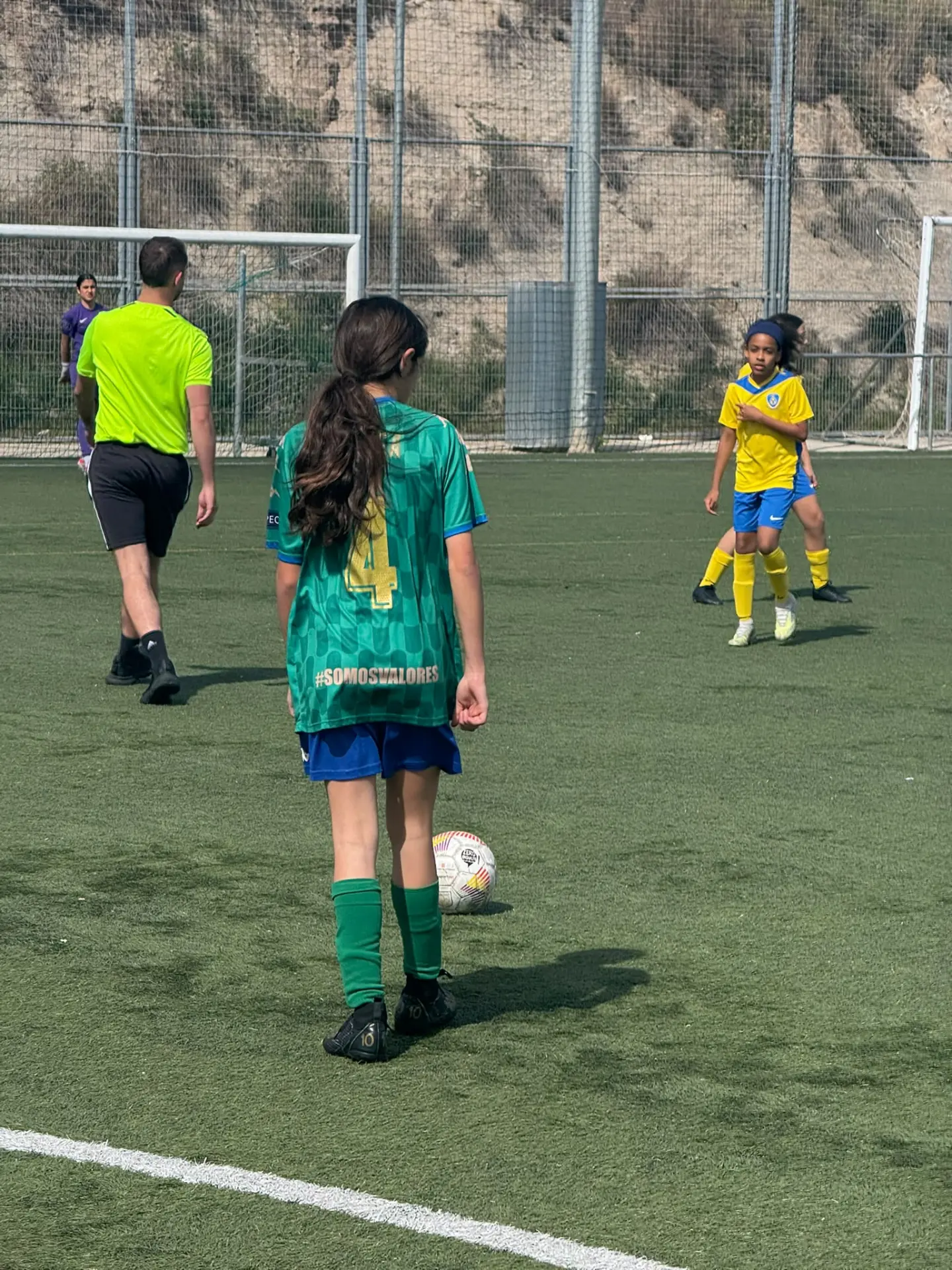 Jugadora con el balón durante el partido