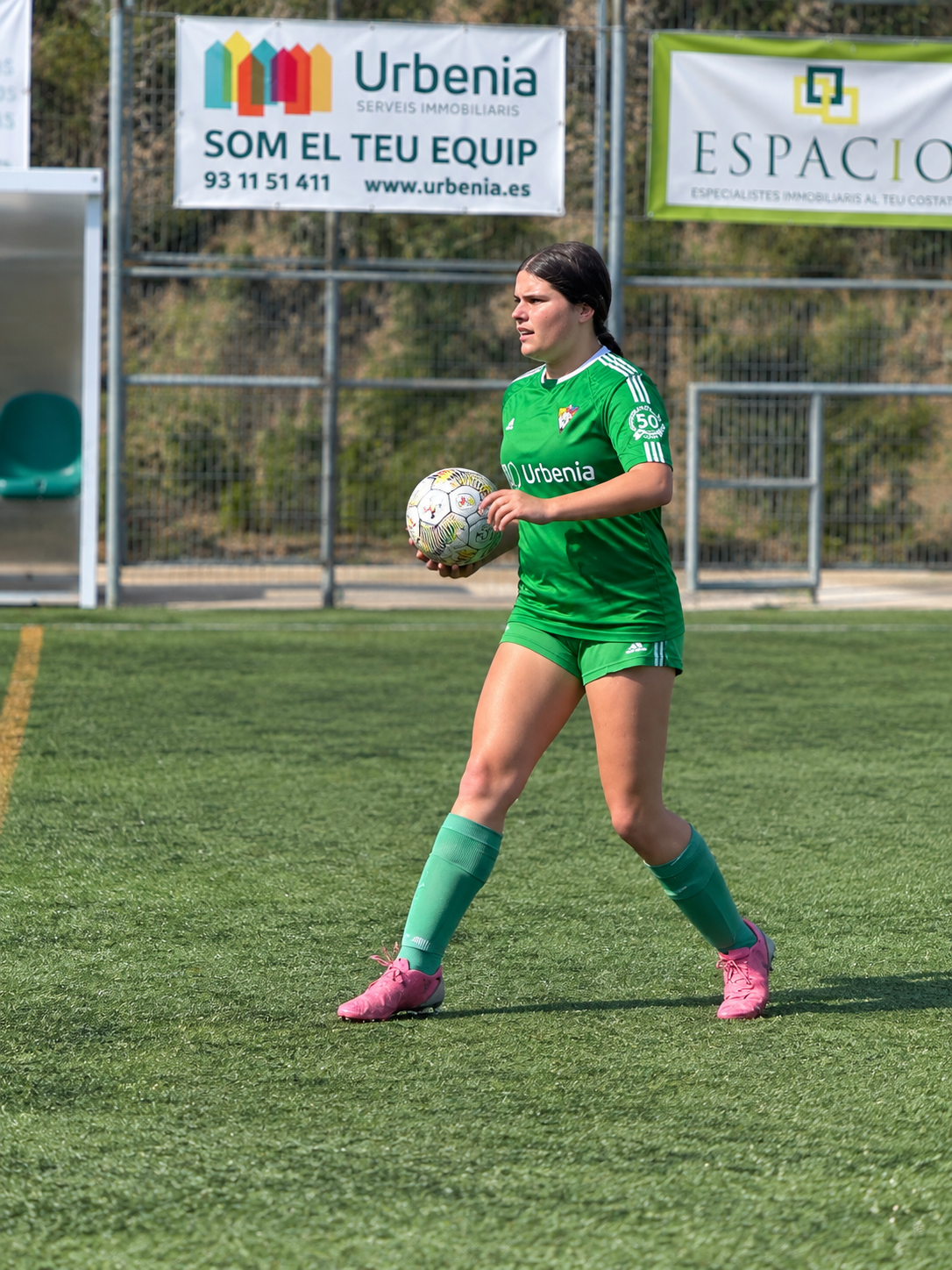 Jugadora con el balón durante el torneo