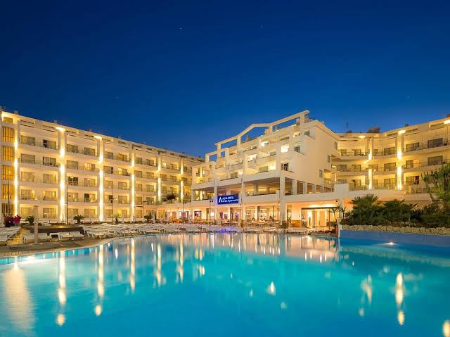 Hotel con piscina exterior iluminada