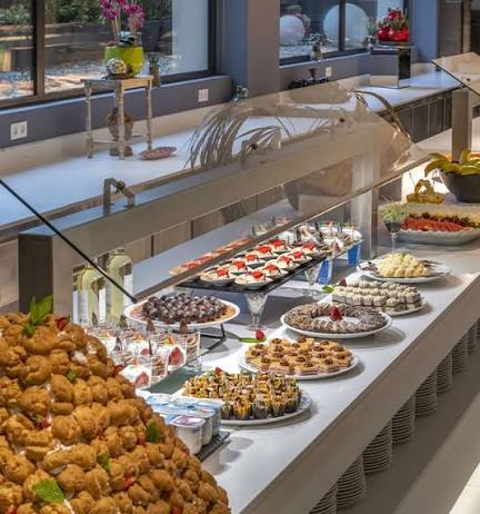 Bufé del hotel con variedad de platos