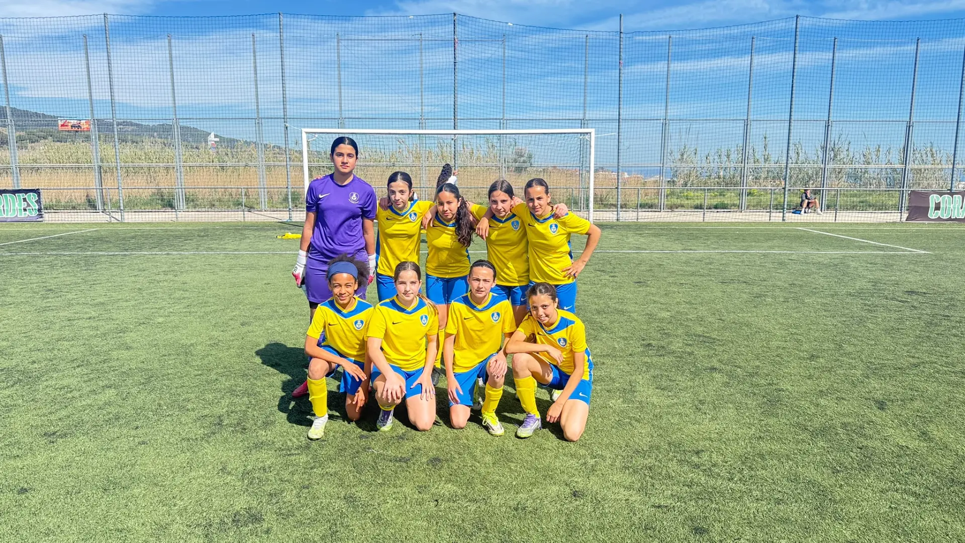 Equipo posando en el campo antes del partido