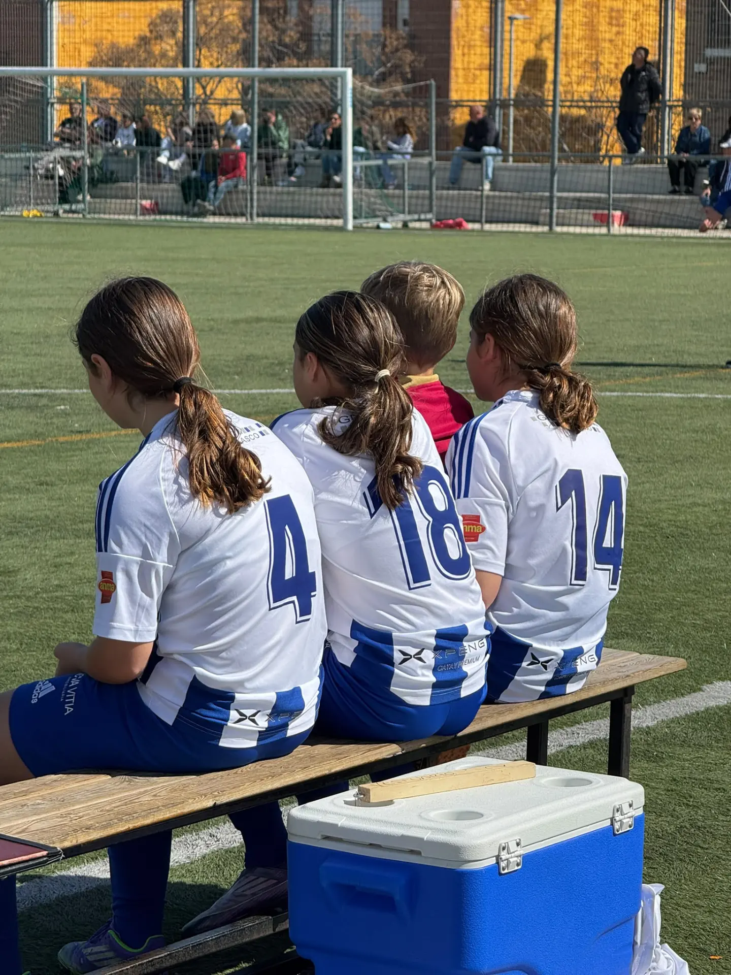 Jugadoras en el banquillo durante el torneo