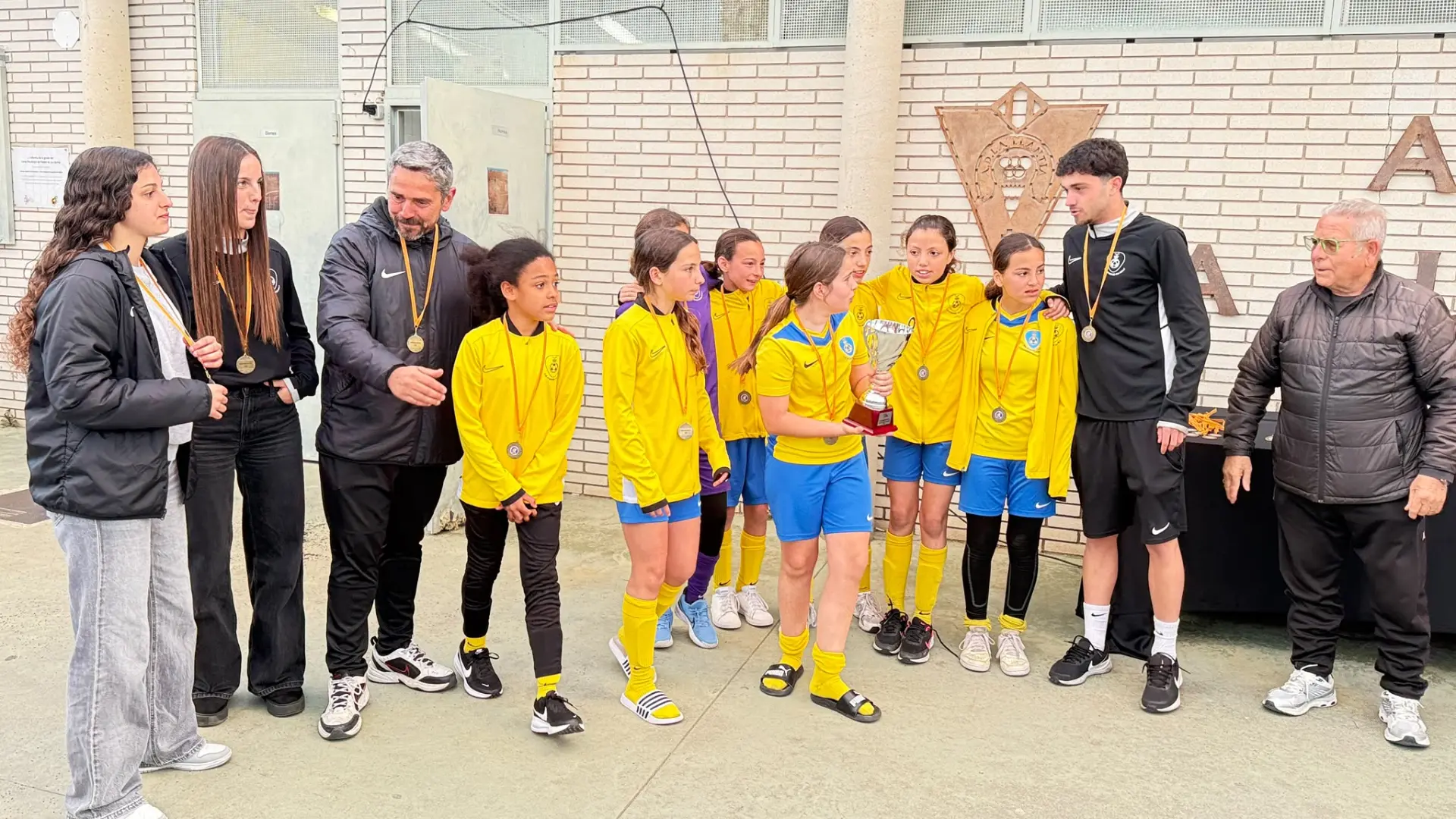 Entrega de trofeos a las ganadoras del torneo