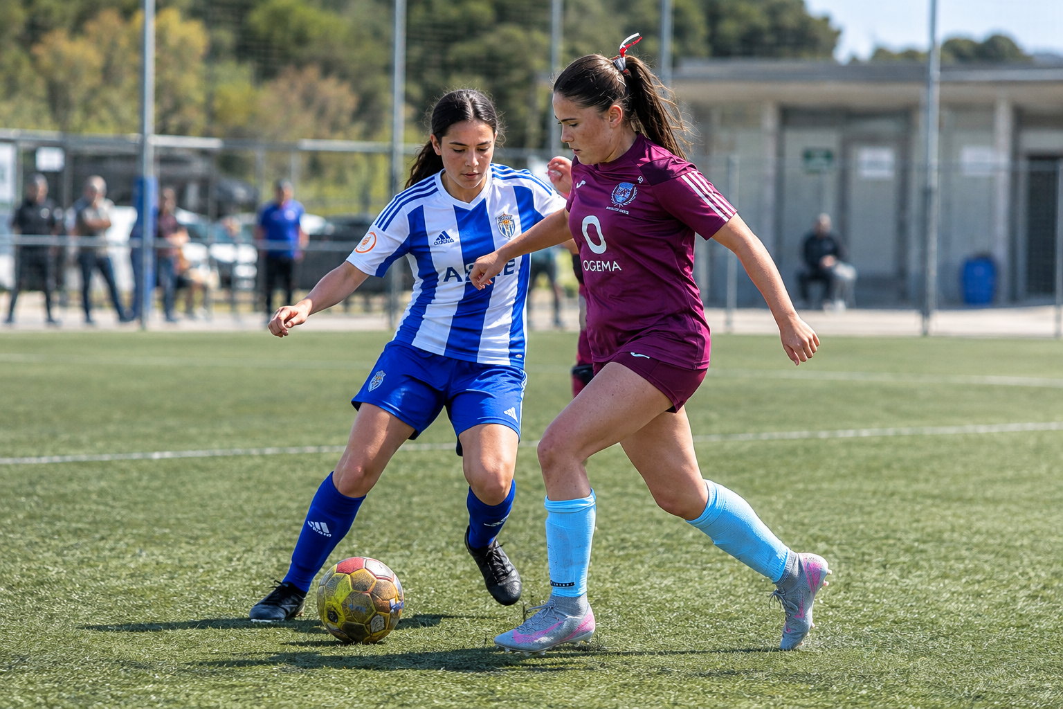 Jugadoras disputando el balón en un partido