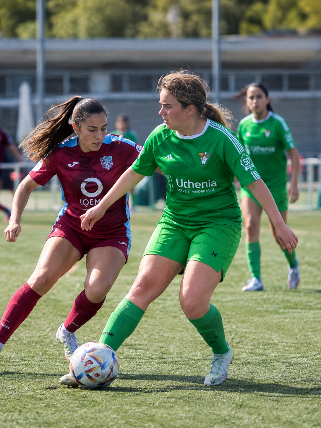 Jugadoras compitiendo en un partido de fútbol femenino