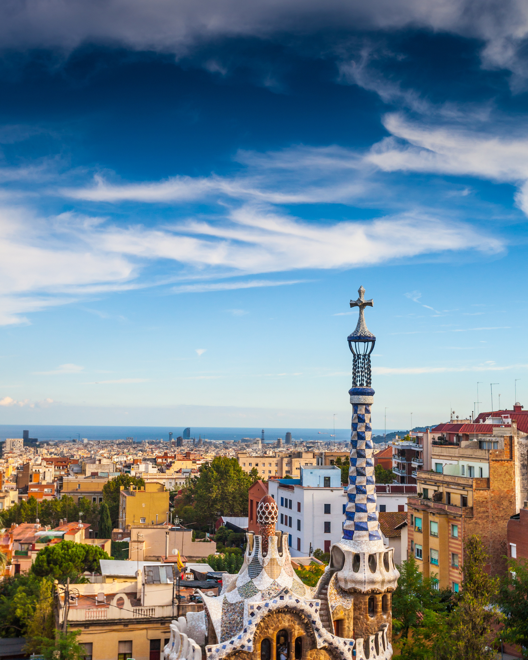 Vista panorámica de Barcelona con el mar al fondo