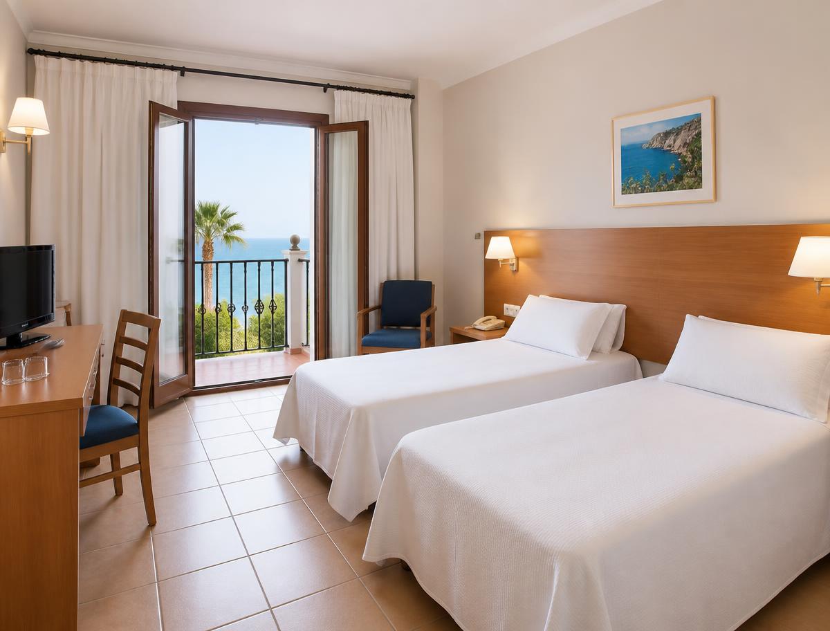Habitación doble con dos camas y balcón con vistas al mar