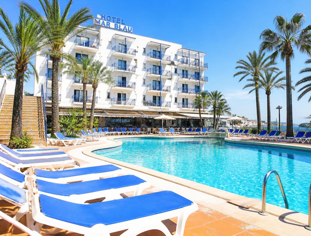 Piscina exterior con tumbonas en un hotel de Calella